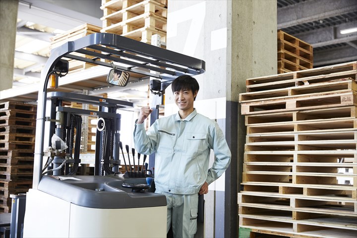 《伊勢崎市》週払いOK・フォークリフトを使用したプラスチック製品の入出庫スタッフ！（土日休み・負担少なめ）