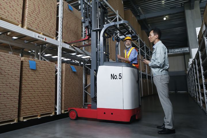 《柏市》週払いOK・フォークリフトを使用した一般貨物の格納作業スタッフ！（土日祝休み・高時給）