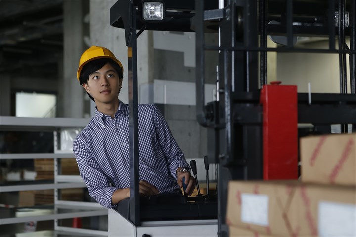 《草加市》週払いOK・フォークリフトでの空調メーカー製品の入出庫スタッフ！（土日祝休み・日勤帯）