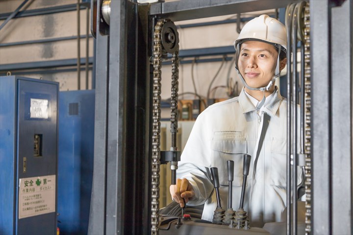 《小山市》週払いOK・リーチフォークでのリサイクル工場内の作業スタッフ！（Web面接OK・未経験OK）