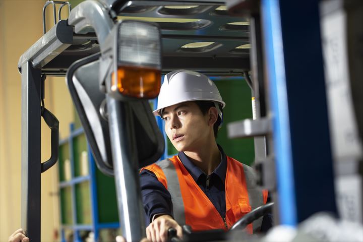 《岸和田市》週払いOK・カウンターフォークを使用した木材の入出庫作業スタッフ！（Web面接OK・土日休み）