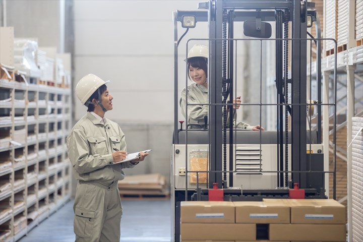 《川口市》週払いOK・冷凍冷蔵倉庫内でのフォークリフトを使用した食品の入出庫作業スタッフ！（週休2日・高時給）