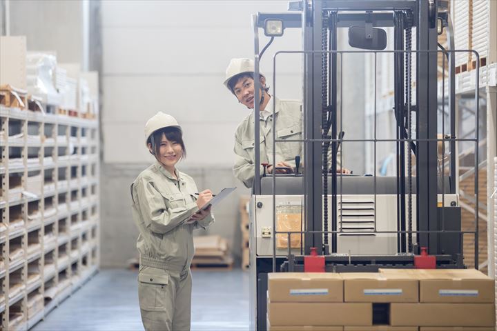 《千葉市美浜区》週払いOK・フォークリフトを使用した食品の入出庫作業スタッフ！（高時給・日勤）