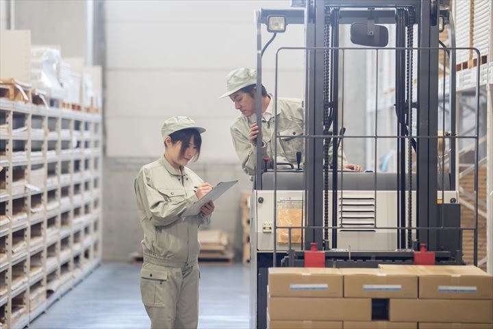 《袖ケ浦市》週払いOK・工場内でのフォークリフトを使用した格納作業スタッフ！（資格があれば未経験歓迎・日勤帯）