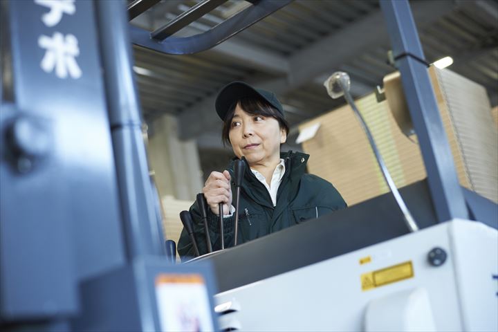 《伊勢崎市》週払いOK・リーチフォークを使用した冷凍食品の入出庫作業スタッフ！（Web面接OK・2025年9月末までの短期）