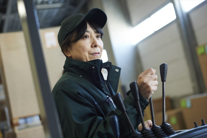 《佐野市》週払いOK・リーチフォークでの冷凍冷蔵倉庫内での入出庫作業スタッフ！（Web面接OK・週休2日）