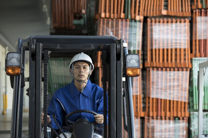 《足立区》週払いOK・4ｔ車での企業への食品製造用原料の配送ドライバー！（Web面接OK・超高時給）