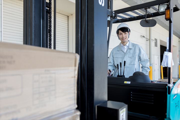 《草加市》週払いOK・リーチフォークでの時計部品の入出庫作業スタッフ！（土日祝休み・日勤）