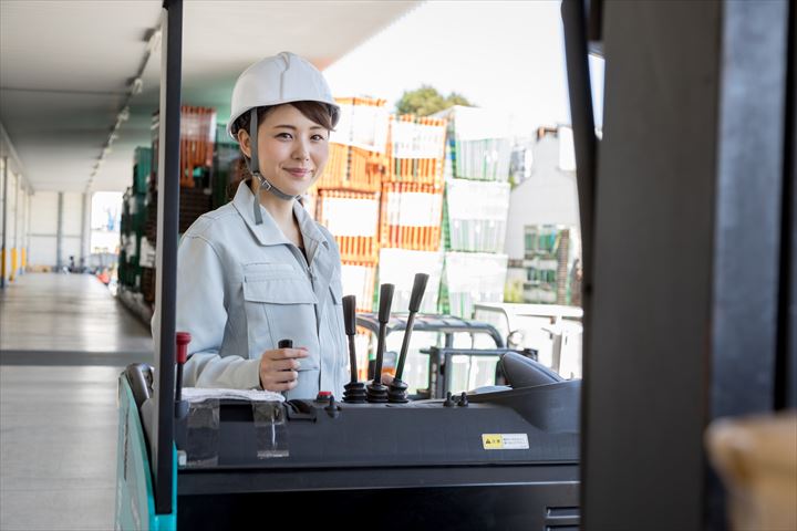 《常総市》週払いOK・フォークリフトでの加工食品の入出庫作業スタッフ！（土日休み・シニア活躍中）