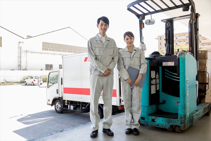 《三郷市》週払いOK・フォークリフトを使用した古着などの入出庫作業スタッフ！（土日休み・高時給）