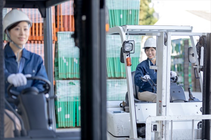 《泉南郡熊取町》週払いOK・カウンターフォークでの自動車部品の入出庫作業スタッフ！（土日休み・日勤）