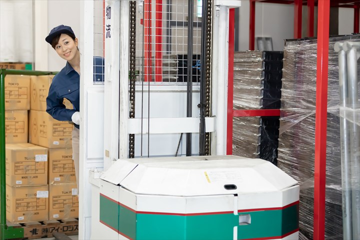 《伊賀市》週払いOK・フォークリフトでのヘアケア商品の入出庫作業スタッフ！（土日祝休み・未経験歓迎）
