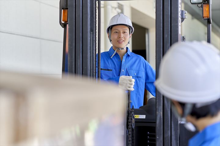 《市川市》週払いOK・フォークリフトでの食品などの入出庫作業スタッフ！（Web面接OK・夜勤）
