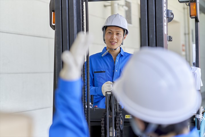 《吉川市》週払いOK・リーチフォークでの業務用空調機器の入出庫作業スタッフ！（Web面接OK・土日休み）