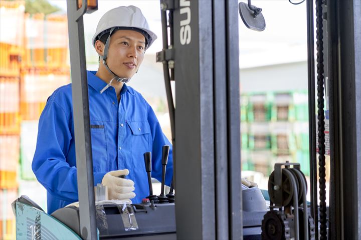 《吉川市》週払いOK・リーチフォークでの業務用空調機器の入出庫作業スタッフ！（Web面接OK・土日休み）