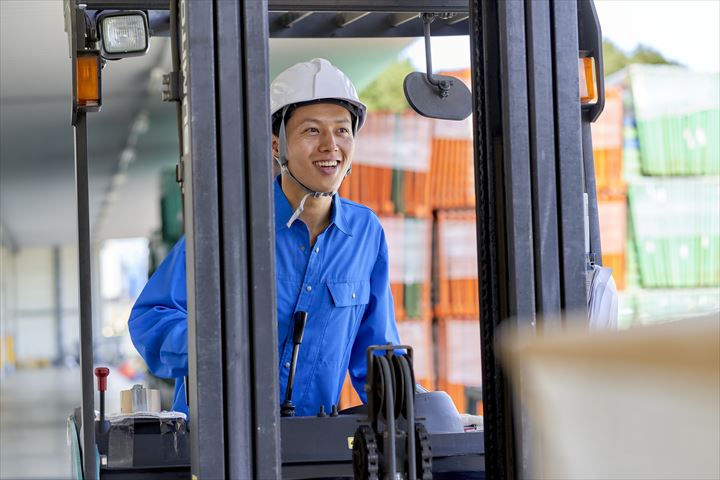 《伊勢原市》週払いOK・構内でのステンレススクラップ品の積み下ろしや運搬作業スタッフ（Web面接OK・土日祝休み）