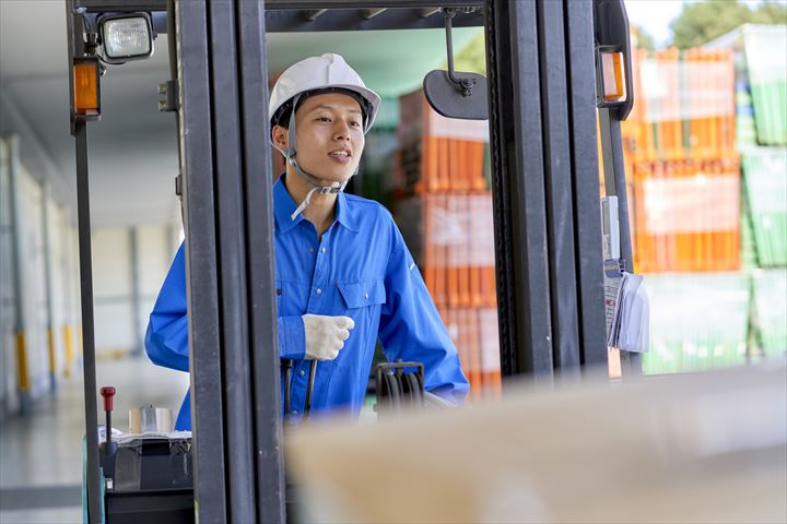 《市原市》週払いOK・フォークリフトでの一般貨物の仕分けや移動作業スタッフ！（Web面接OK・高収入）