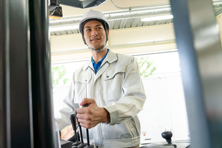 《神戸市東灘区》週払いOK・フォークリフトを使用したドライ品の入出庫作業スタッフ！（土日祝休み・日勤）