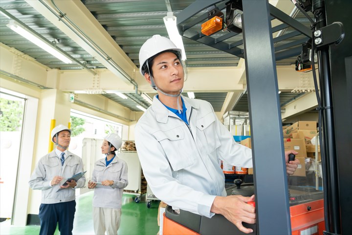 《高槻市》週払いOK・フォークリフトでの冷蔵商品の入出庫スタッフ！（Web面接OK・週休2日）