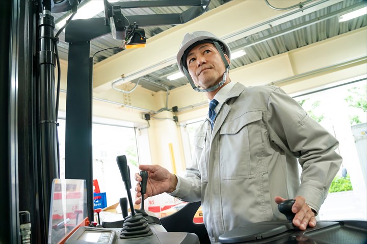 《常総市》週払いOK・リーチフォークを使用した食用粉類の入出庫作業スタッフ！（Web面接OK・土日祝休み）