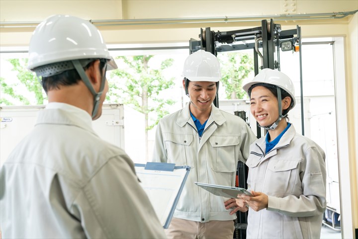 《江戸川区》週払いOK・フォークリフトでの食品の入出庫作業スタッフ！（週休2日・日勤）