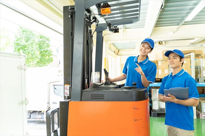 《堺市堺区》週払いOK・リーチフォークを使用した常温倉庫内での入出庫作業スタッフ！（Web面接OK・短時間）