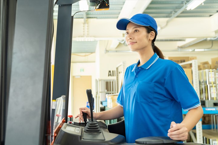 《南アルプス市》週払いOK・フォークリフトでの飲料品の格納作業スタッフ！（土日祝休み・日勤）