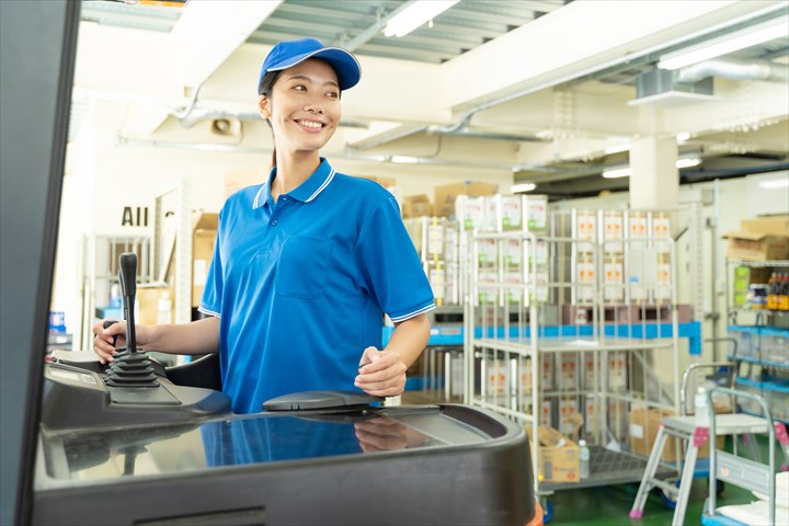 《三郷市》週払いOK・リーチフォークを使用した空調機器の入出庫スタッフ！（Web面接OK・土日休み）