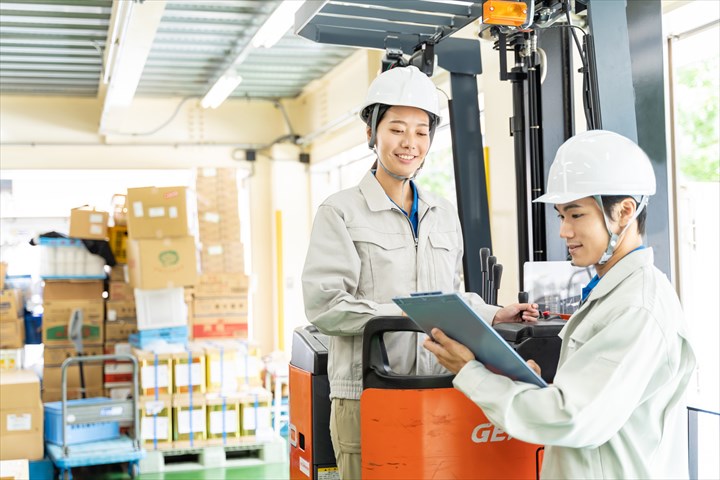 《草加市》週払いOK・リーチフォークでの常温食品の格納作業スタッフ！（Web面接OK・高時給）