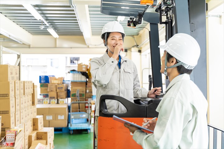 《所沢市》週払いOK・フォークリフトでのお菓子の入出庫作業スタッフ！（土日祝休み・日勤）