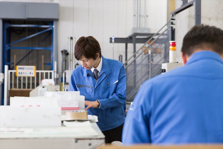 《目黒区》週払いOK・印刷機の操作スタッフ！（Web面接OK・超高時給）