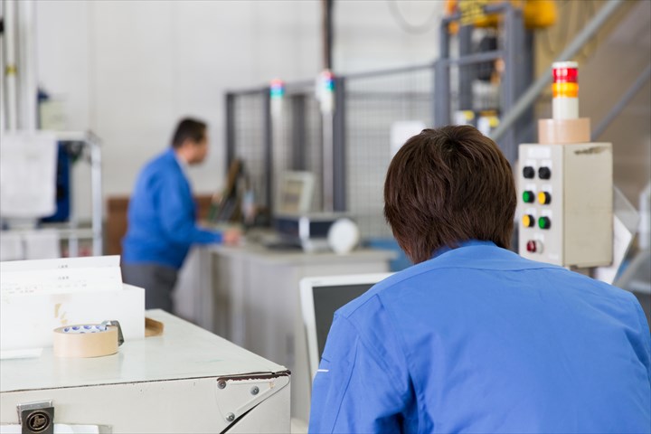 《岡崎市》週払いOK・工場内での原料の製造作業スタッフ！（Web面接OK・駅チカ）