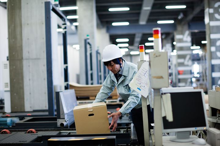 《大田区》週払いOK・倉庫内での在宅資材のピッキングや格納作業スタッフ！（Web面接OK・土日祝休み）