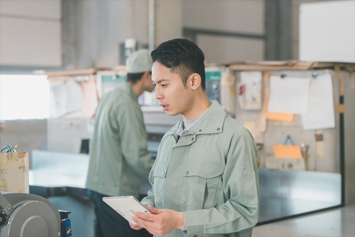 《袖ケ浦市》週払いOK・フォークリフトを使用した接着剤などの移動作業スタッフ！（シニア活躍中・未経験歓迎）