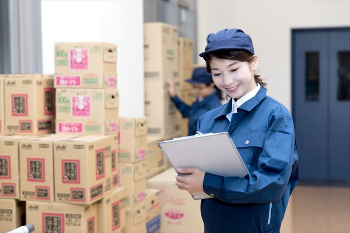 《向日市》週払いOK・冷蔵倉庫内での乳製品等の仕分け作業スタッフ！（週休2日・日勤）