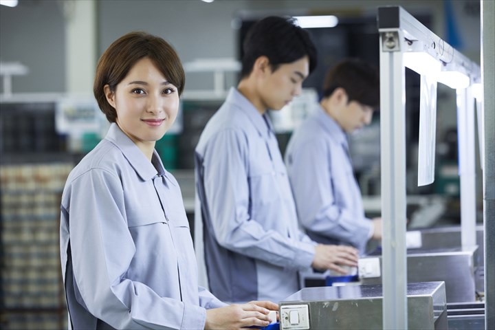 《港区》週払いOK・飲料水製造工場内でのライン作業スタッフ！（未経験歓迎・土日祝休み）