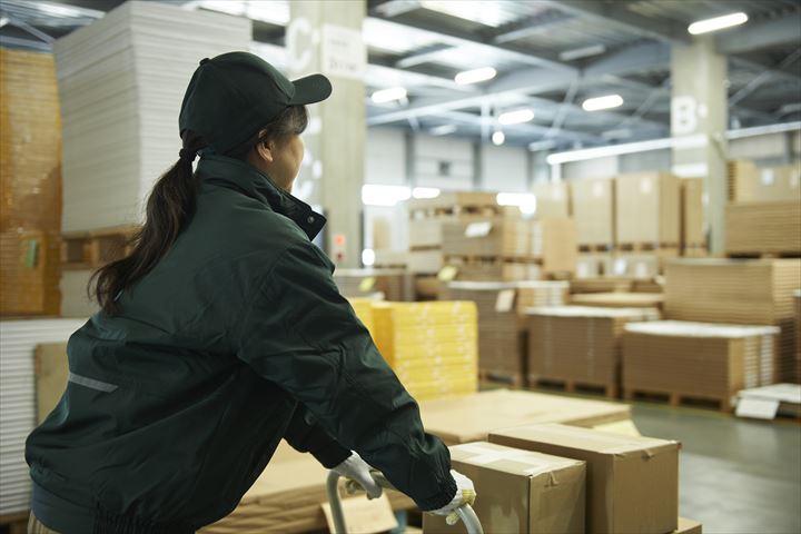 《久世郡久御山町》週払いOK・冷蔵倉庫内でのチルド食品のピッキングや仕分け作業スタッフ！（Web面接OK・未経験OK）