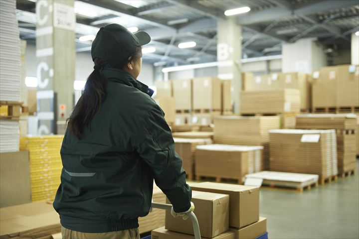 《さいたま市岩槻区》週払いOK・リーチフォークでの冷凍食品の入出庫作業スタッフ！（Web面接OK・週休2日）