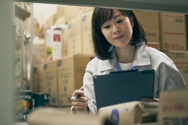 《さいたま市見沼区》週払いOK・倉庫内での3温帯食材のピッキングや格納作業スタッフ！（Web面接OK・業務延長ほぼ無し）