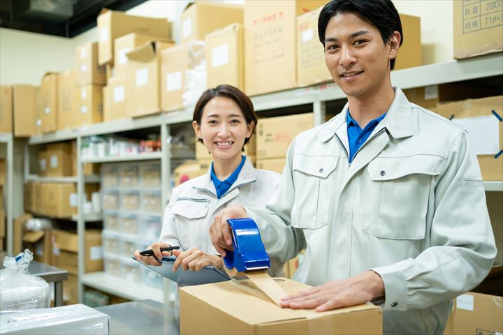 《東大阪市》週払いOK・倉庫内でのアパレル商品の積み下ろし作業スタッフ！（未経験歓迎、Wワーク）