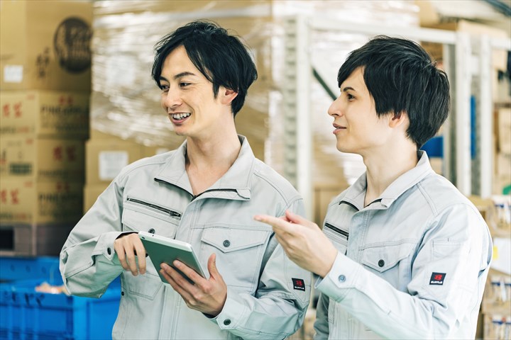 《墨田区》週払いOK・倉庫内での酒類の出荷作業スタッフ！（未経験歓迎・土日祝休み）