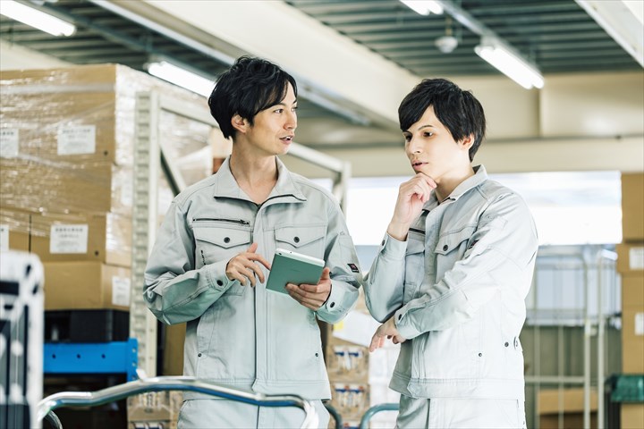 《足立区》週払いOK・倉庫内での酒類の入出庫作業スタッフ！（Web面接OK・土日祝休み）