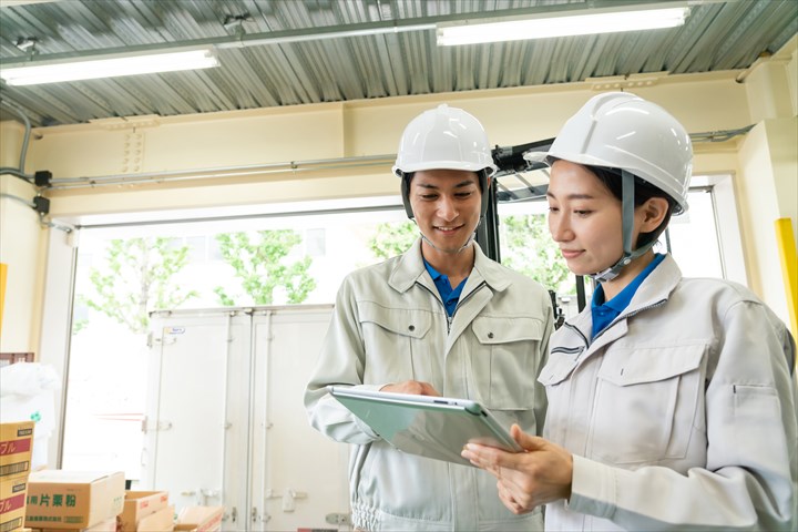 《焼津市》週払いOK・倉庫内でのCD類のピッキング作業スタッフ！（土日休み・未経験活躍中）