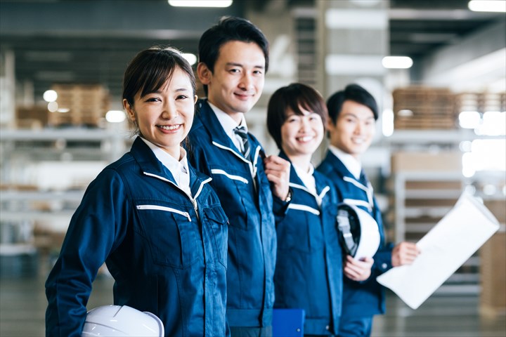 《八尾市》週払いOK・工場内での紙容器の成型機械操作作業スタッフ！（未経験歓迎・土日休み）