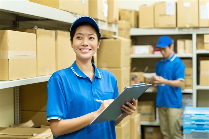 《さいたま市北区》週払いOK・フォークリフトでの精密機械の入出庫スタッフ！（土日祝休み・業務延長ほぼ無し）