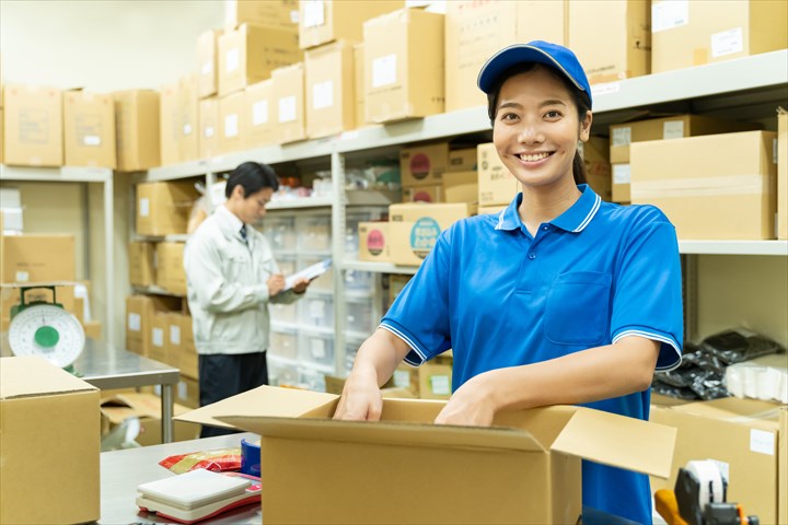 《野洲市》週払いOK・倉庫内でのアパレル商品の出荷作業スタッフ！（未経験歓迎・2023年3月末までの短期）