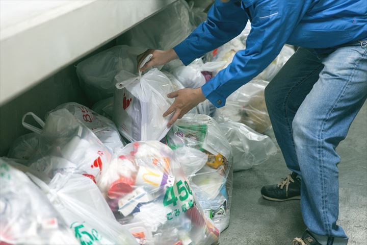 《世田谷区》週払いOK・普通車での一般家庭ごみの回収ドライバー！（Web面接OK・高収入）