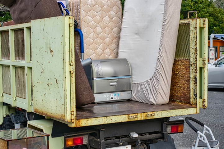 《三郷市》週払いOK・一般ごみと粗大ゴミ回収の助手スタッフ！（Web面接OK・未経験OK）