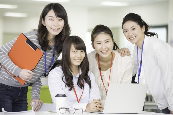 《港区》週払いOK・運送会社内での社会保険関係の事務スタッフ！（駅チカ・土日祝休み）