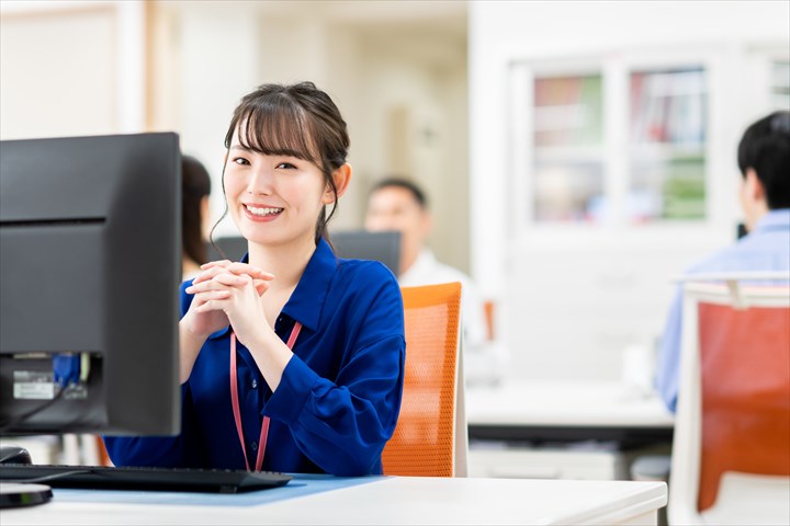 《綾部市》週払いOK・整備工場の事務所内での事務スタッフ！（Web面接OK・土日祝休み）